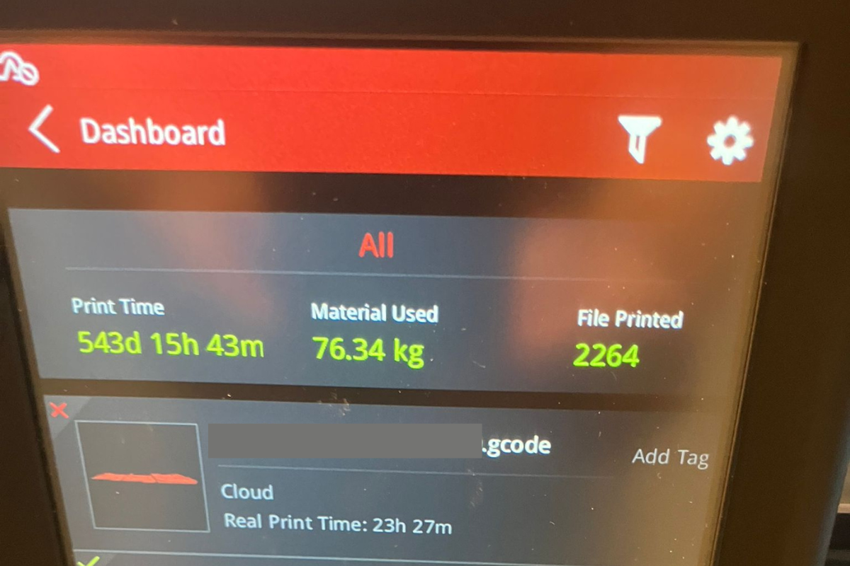 Display van de Raise3D Pro2 met meer dan 13.000 uur printtijd, 76 kg filament en 2264 prints