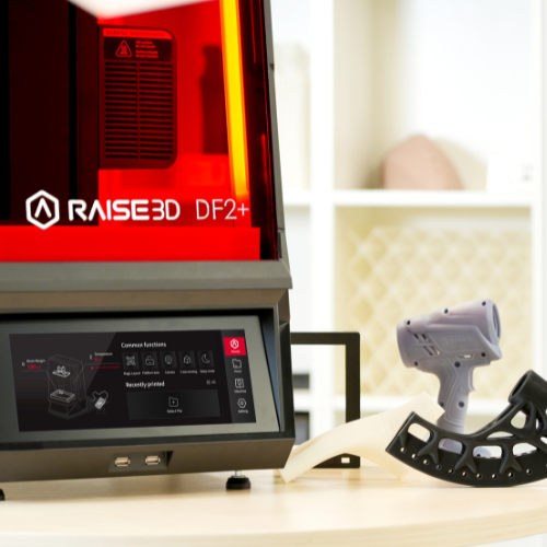Raise3D DF2+ met geprinte producten en zichtbaar touchscreen display