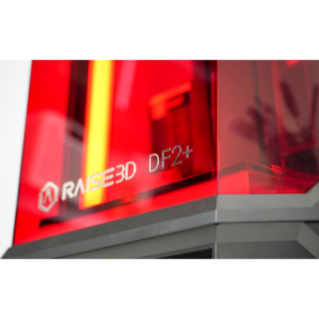 Detail van Raise3D DF2+ logo en typeaanduiding op de voorkant van de printer