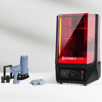 Raise3D DF2+ resinprinter samen met geprinte onderdelen – industriële precisie