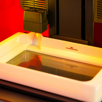 Detail van de resinbak in de Raise3D DF2+ – professionele DLP resinprinter