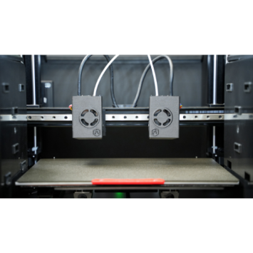 Binnenzijde Raise3D E3 met IDEX systeem en dubbele extruders