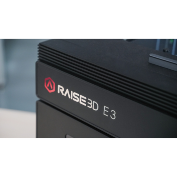Raise3D E3 logo detail – professionele 3D-printer voor prototyping en productie